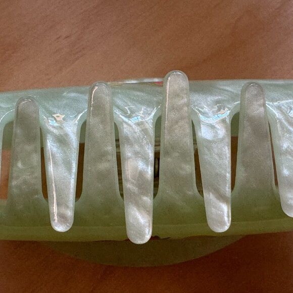 FRASIER STERLING Tomatoes on Vine Hair Claw Clip - Pearlescent Green - Picture 7 of 11